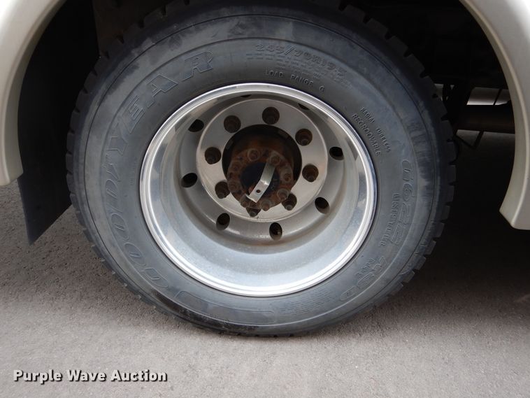 image for item KV9131 2010 Ford F650  shuttle bus