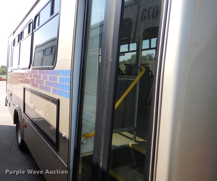 image for item KV9132 2010 Ford F650  shuttle bus