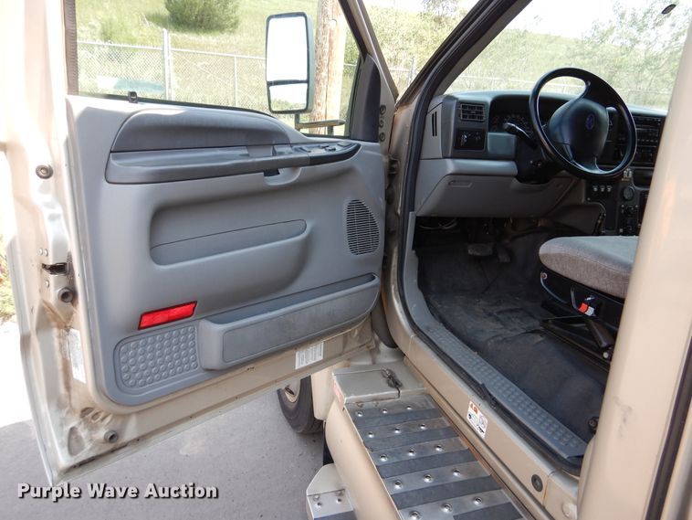 image for item KV9132 2010 Ford F650  shuttle bus