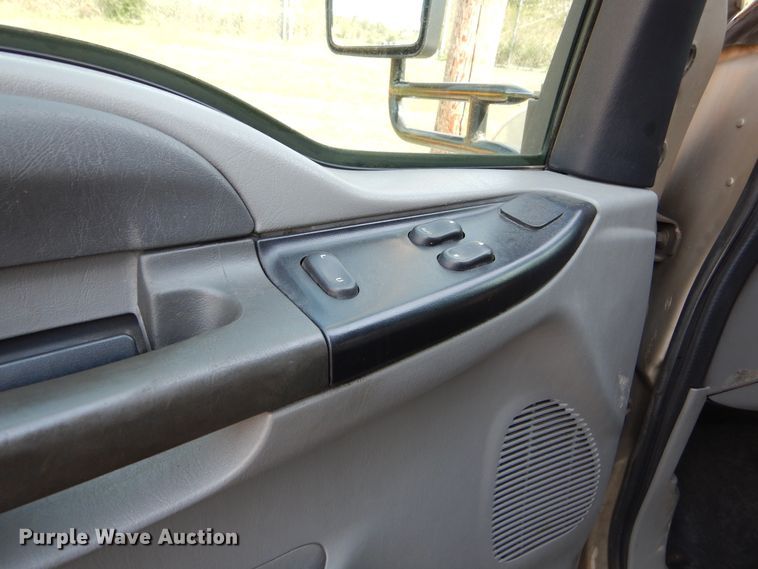 image for item KV9132 2010 Ford F650  shuttle bus