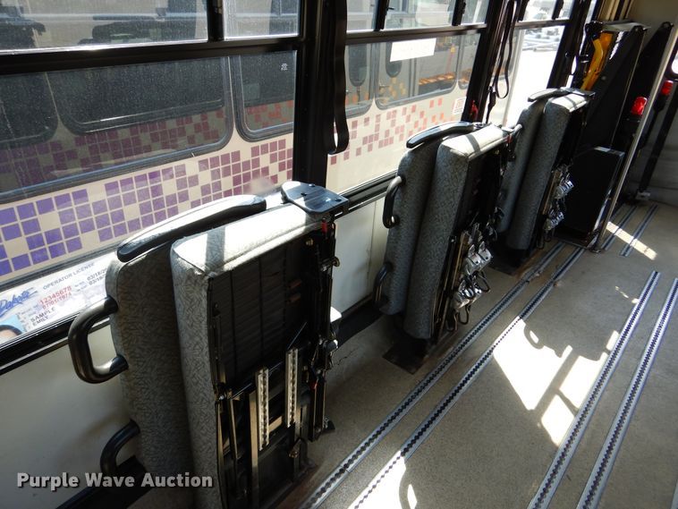 image for item KV9132 2010 Ford F650  shuttle bus