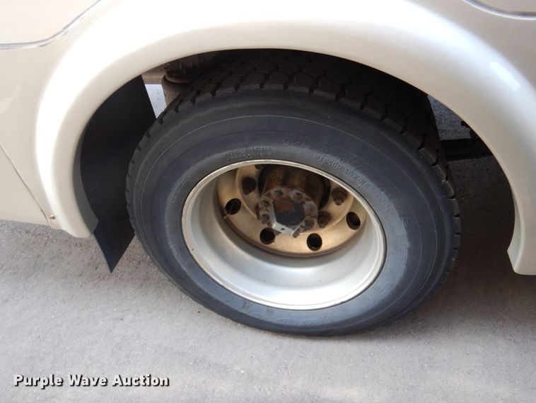 image for item KV9132 2010 Ford F650  shuttle bus