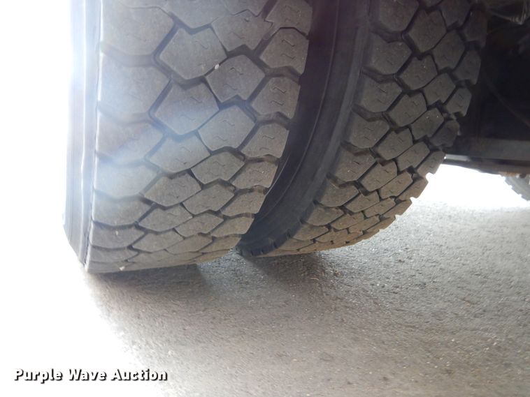 image for item KV9132 2010 Ford F650  shuttle bus