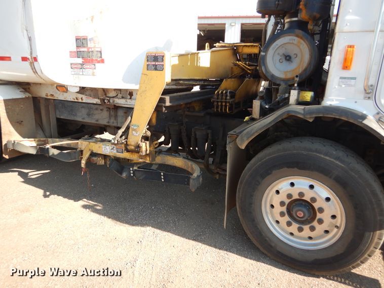 image for item KV9219 2014 Peterbilt 320  refuse truck