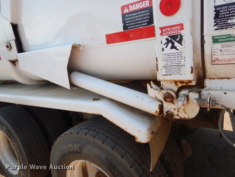 image for item KV9219 2014 Peterbilt 320  refuse truck