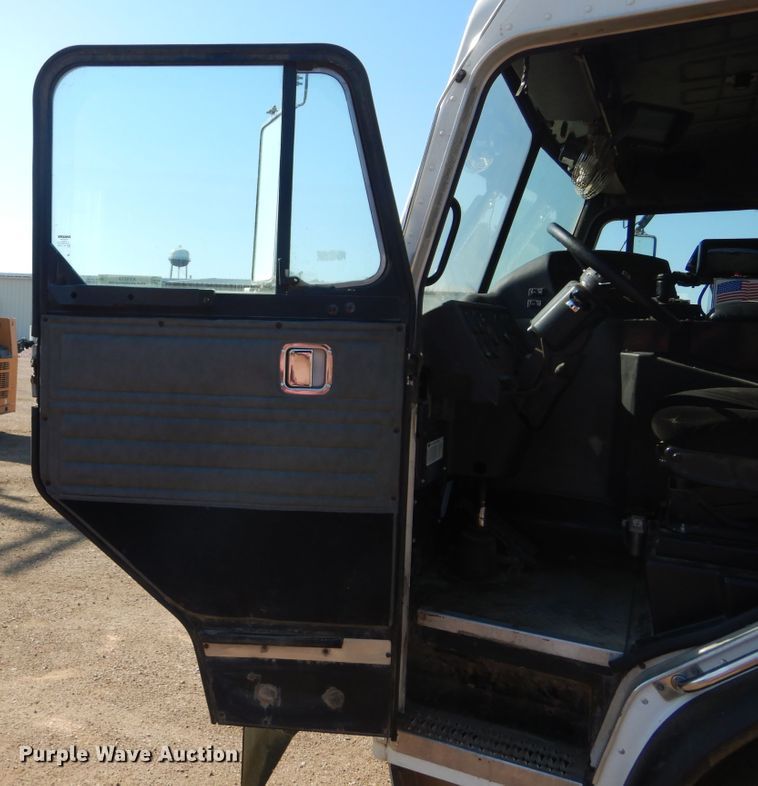 image for item KV9219 2014 Peterbilt 320  refuse truck