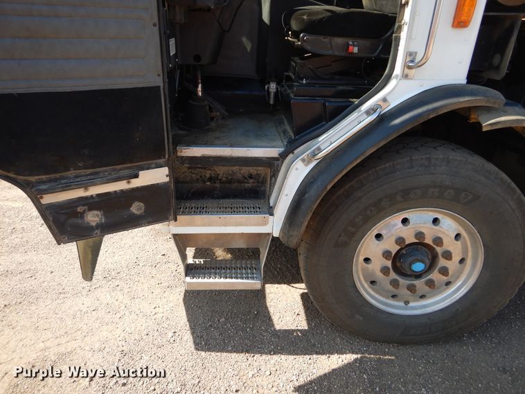 image for item KV9219 2014 Peterbilt 320  refuse truck