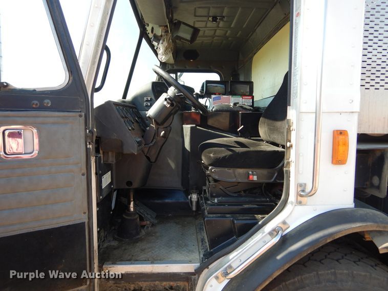 image for item KV9219 2014 Peterbilt 320  refuse truck