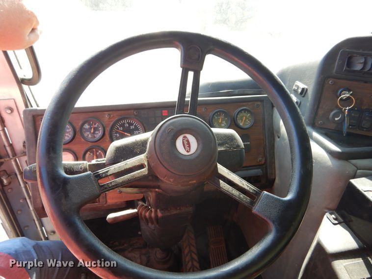 image for item KV9219 2014 Peterbilt 320  refuse truck