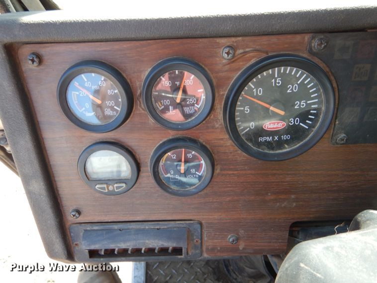 image for item KV9219 2014 Peterbilt 320  refuse truck