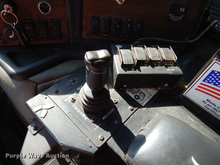 image for item KV9219 2014 Peterbilt 320  refuse truck