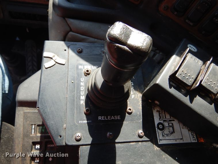 image for item KV9219 2014 Peterbilt 320  refuse truck