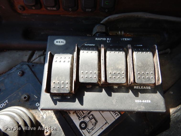 image for item KV9219 2014 Peterbilt 320  refuse truck