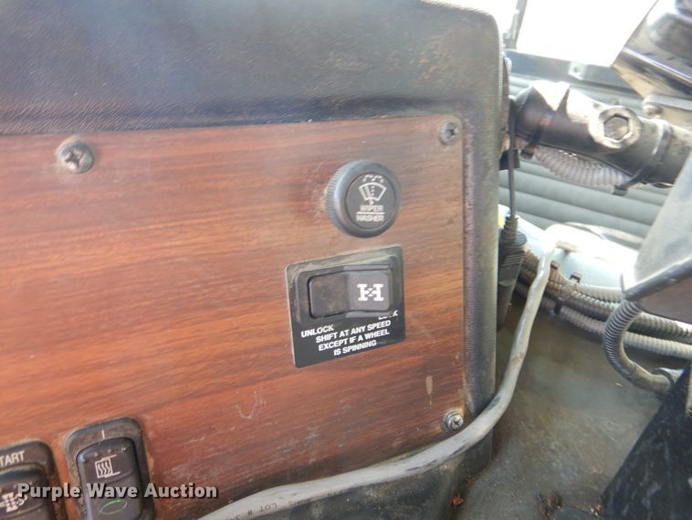 image for item KV9219 2014 Peterbilt 320  refuse truck