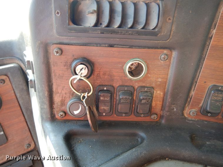 image for item KV9219 2014 Peterbilt 320  refuse truck