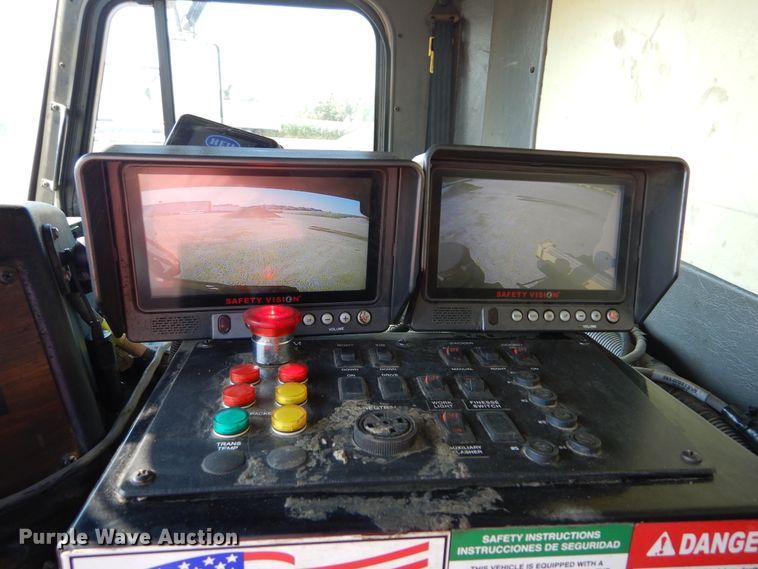 image for item KV9219 2014 Peterbilt 320  refuse truck