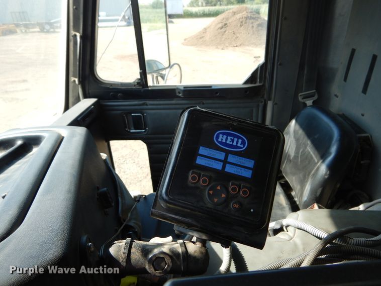 image for item KV9219 2014 Peterbilt 320  refuse truck