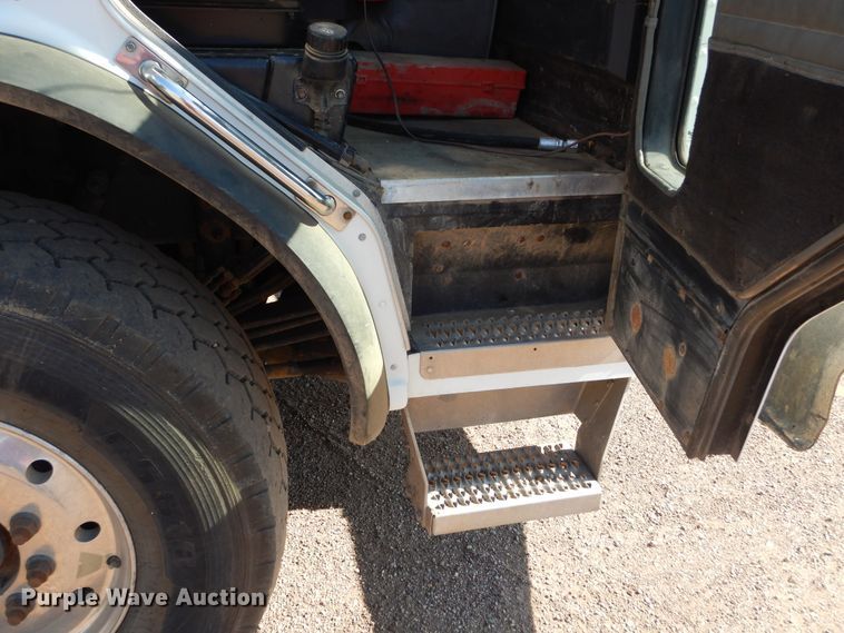 image for item KV9219 2014 Peterbilt 320  refuse truck