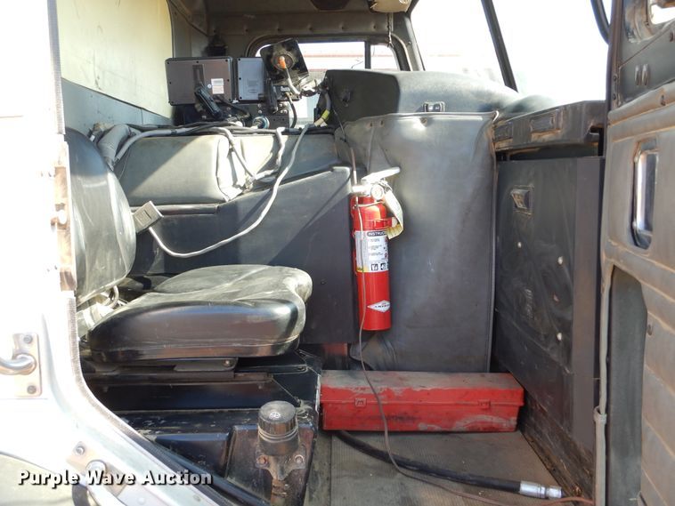 image for item KV9219 2014 Peterbilt 320  refuse truck