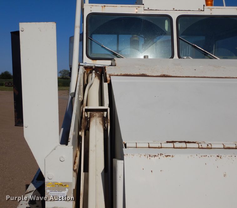 image for item KV9220 1992 Elgin Pelican Series P  sweeper