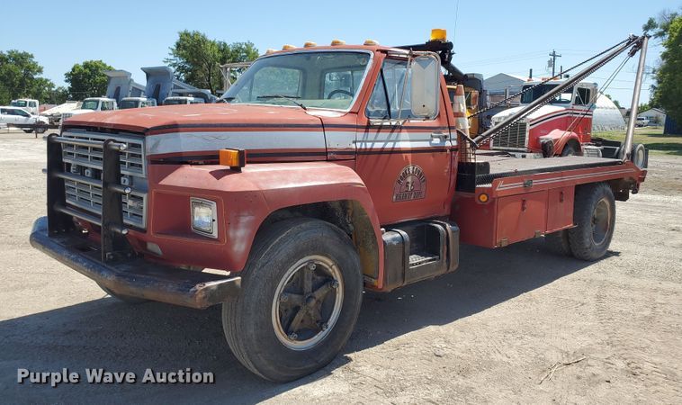 image for item KY9153 1983 Ford F600  flatbed truck