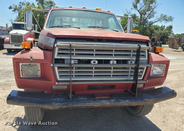 image for item KY9153 1983 Ford F600  flatbed truck