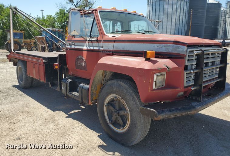 image for item KY9153 1983 Ford F600  flatbed truck