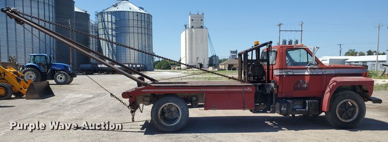 image for item KY9153 1983 Ford F600  flatbed truck