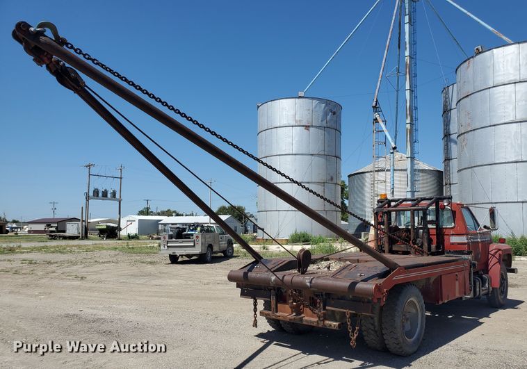 image for item KY9153 1983 Ford F600  flatbed truck