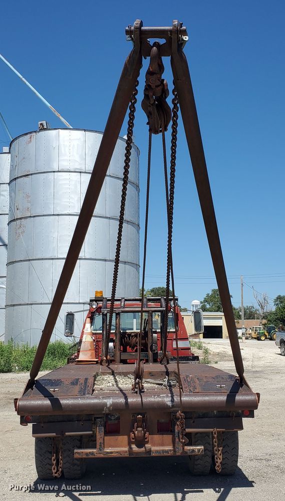 image for item KY9153 1983 Ford F600  flatbed truck