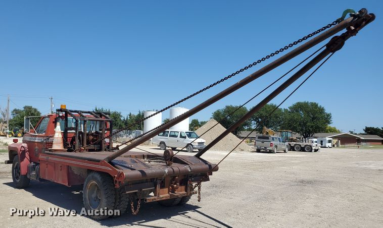 image for item KY9153 1983 Ford F600  flatbed truck