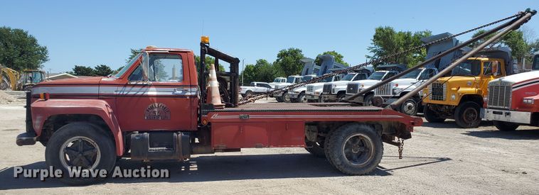 image for item KY9153 1983 Ford F600  flatbed truck
