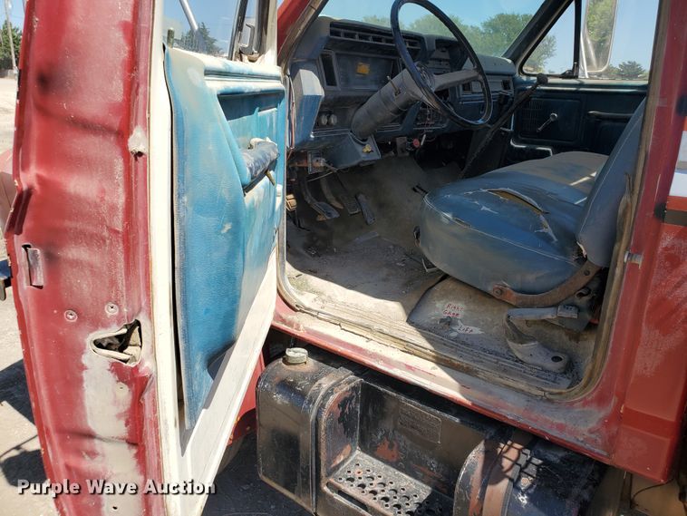 image for item KY9153 1983 Ford F600  flatbed truck