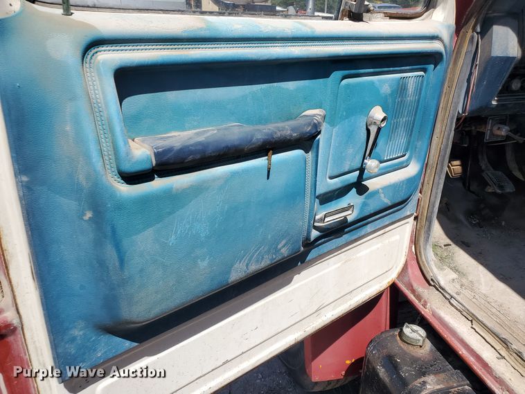 image for item KY9153 1983 Ford F600  flatbed truck