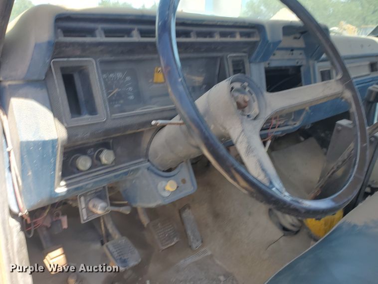 image for item KY9153 1983 Ford F600  flatbed truck