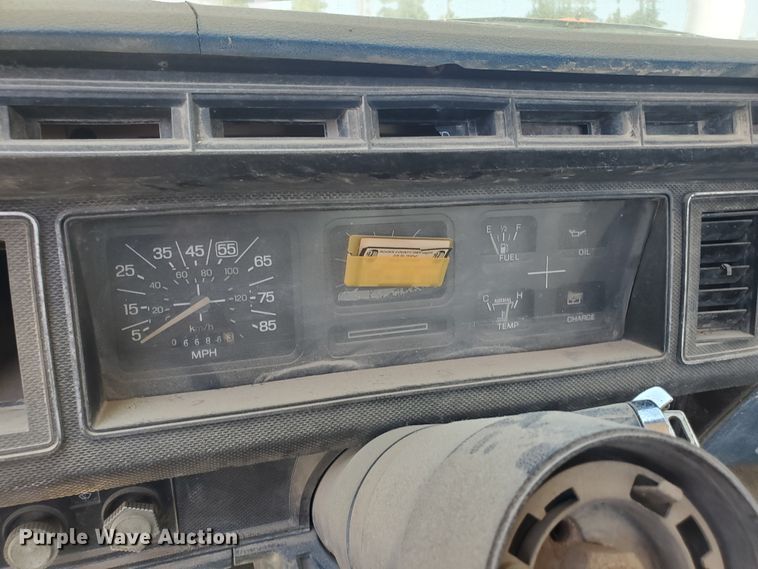 image for item KY9153 1983 Ford F600  flatbed truck