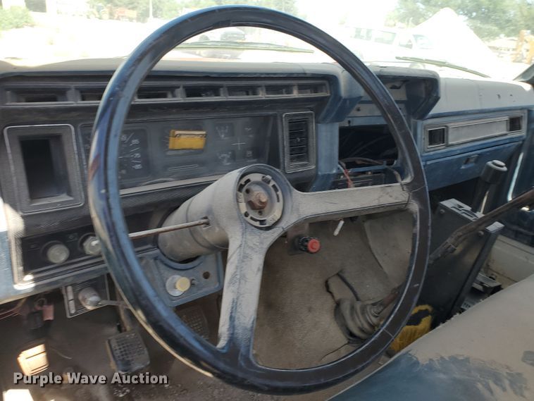 image for item KY9153 1983 Ford F600  flatbed truck