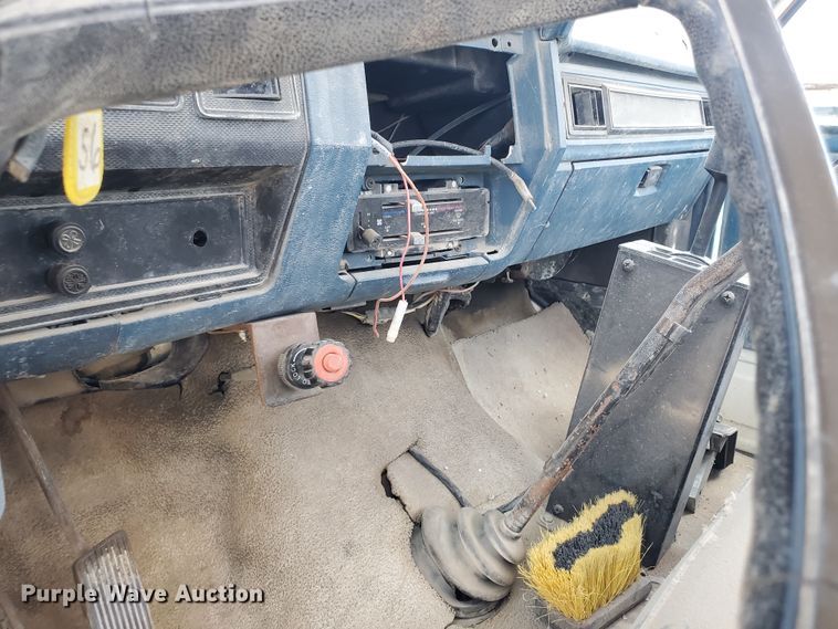 image for item KY9153 1983 Ford F600  flatbed truck