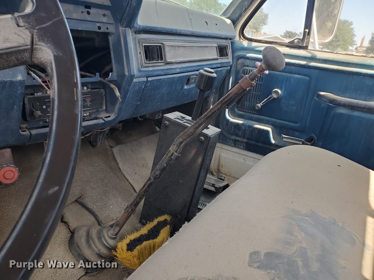 image for item KY9153 1983 Ford F600  flatbed truck