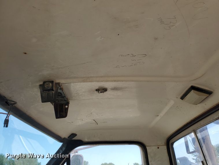 image for item KY9153 1983 Ford F600  flatbed truck