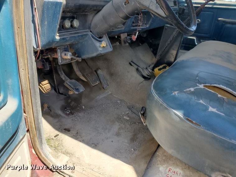 image for item KY9153 1983 Ford F600  flatbed truck