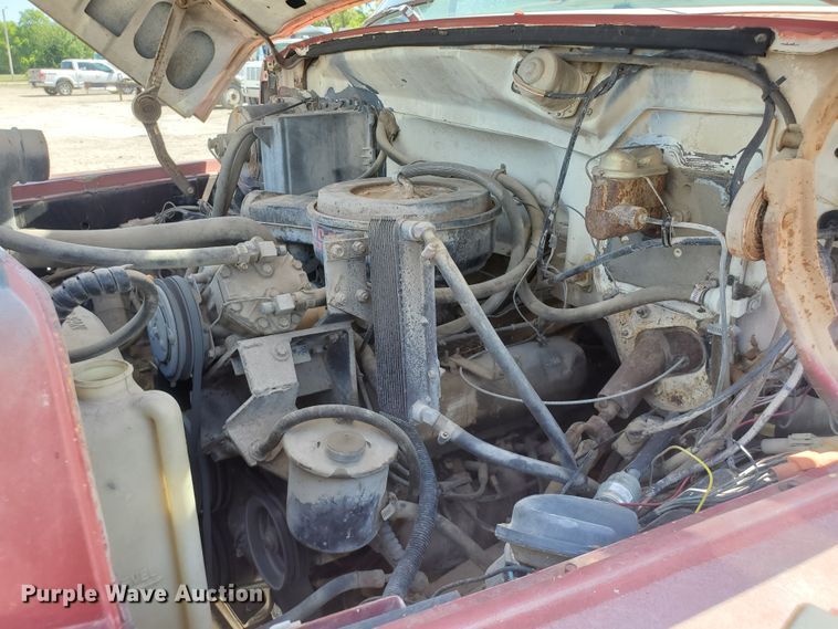 image for item KY9153 1983 Ford F600  flatbed truck