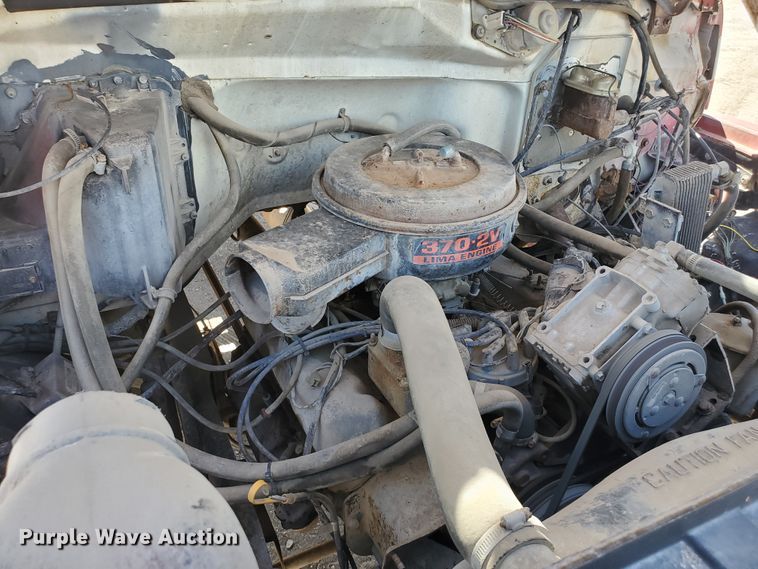 image for item KY9153 1983 Ford F600  flatbed truck