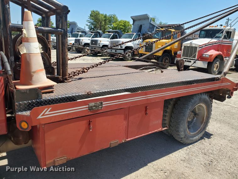 image for item KY9153 1983 Ford F600  flatbed truck