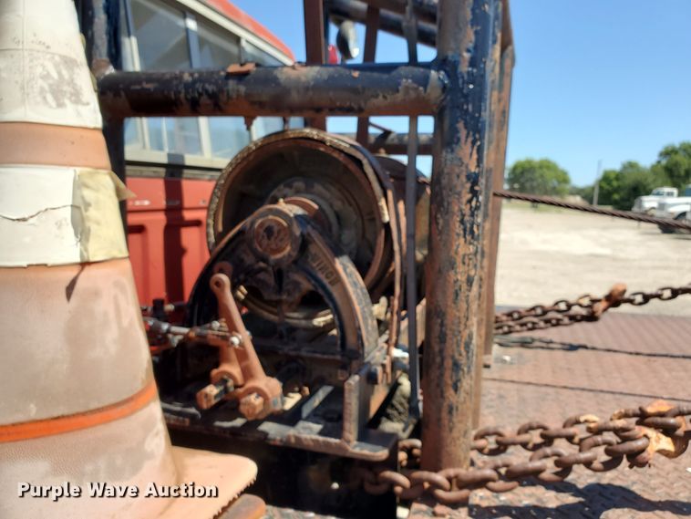 image for item KY9153 1983 Ford F600  flatbed truck