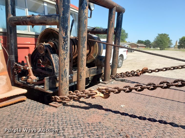 image for item KY9153 1983 Ford F600  flatbed truck