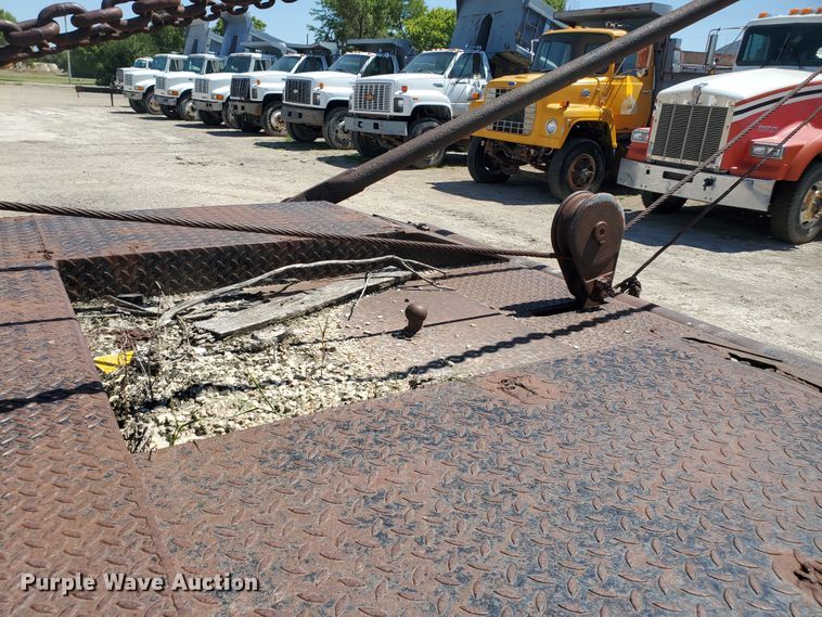 image for item KY9153 1983 Ford F600  flatbed truck