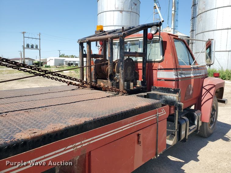 image for item KY9153 1983 Ford F600  flatbed truck