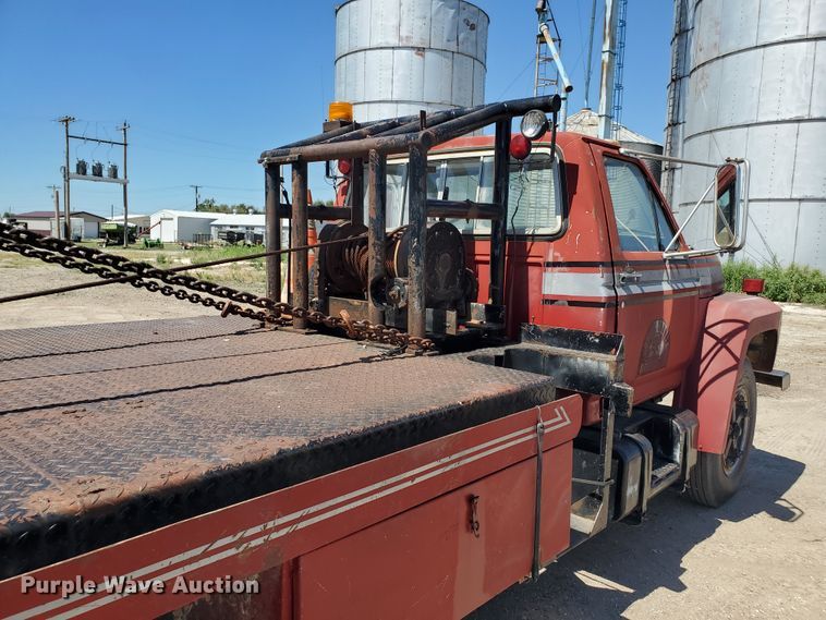 image for item KY9153 1983 Ford F600  flatbed truck