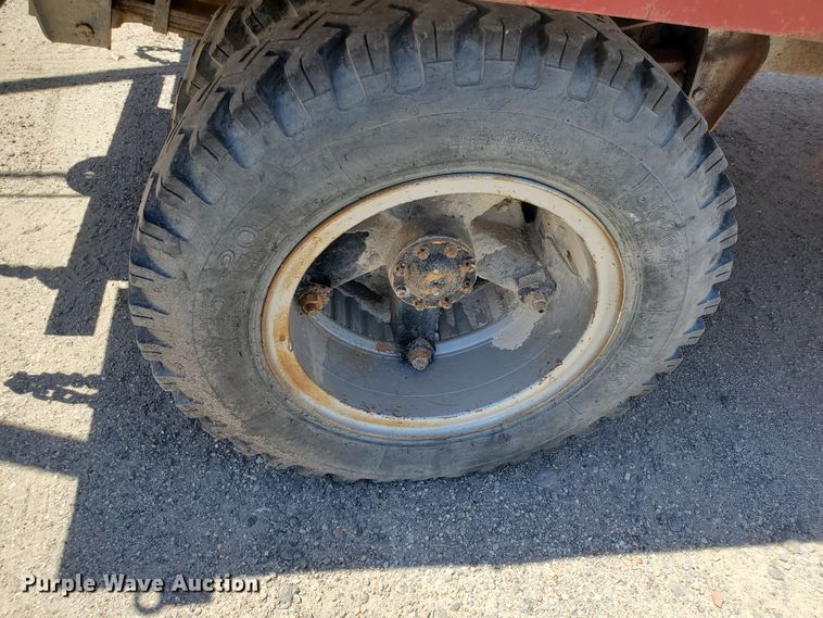 image for item KY9153 1983 Ford F600  flatbed truck